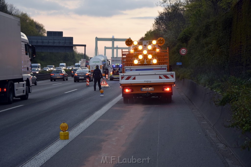 A 4 Rich Olpe vor Rodenkirchener Bruecke Heizoel LKW verliert Heizoel P30.JPG - Miklos Laubert